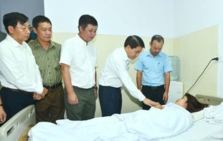 Trao đổi với các ngành chức năng, Chủ tịch UBND TP Nguyễn Đức Chung nhấn mạnh, việc nhân viên vệ sinh môi trường của TP đang làm nhiệm vụ bị đối tượng hành hung là hành vi rất đáng lên án. Đồng thời cho biết, UBND TP đã giao cho CATP Hà Nội điều tra, xử lý nghiêm đối tượng vi phạm trong vụ việc này theo đúng quy định pháp luật. Ảnh: Tiền Phong.