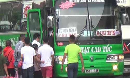 Ngày 15/6/2017, một số trang báo điện tử đăng tải video clip với tiêu đề “Cận cảnh cò dắt khách, nhận tiền boa ở chốn vô luật pháp giữa Thủ đô” phản ánh tại khu vực đường Khuất Duy Tiến gần chung cư Thăng Long Numberone và đường Nguyễn Xiển gần ngã tư Nguyễn Trãi, hàng ngày có nhiều xe ô tô chở khách chạy theo kiểu “rùa bò”, vô tư dừng bắt khách ngay trước mặt lực lượng chức năng. Ảnh cắt từ video.
