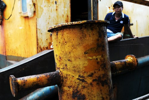 Trước bức xúc của ngư dân Bình Định, thiếu tướng Nguyễn Văn Dự, Phó tổng cục trưởng Tổng cục Hậu cần (Bộ Công an) trực tiếp vào Bình Định điều tra vụ việc tàu thép do Công ty TNHH MTV Nam Triệu đóng mới bàn giao đã gặp sự cố nằm bờ. Ảnh: Zing.