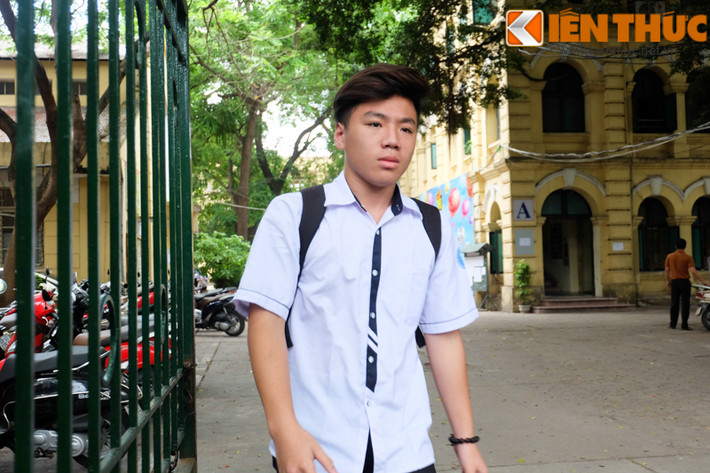 Thông tin thêm về kỳ thi tuyển sinh vào lớp 10 năm học 2017 - 2018, thầy Nguyễn Quốc Bình cho biết: "Hôm nay, tôi thấy các em học sinh đều rất phấn chấn vì đề thi dễ thở, thời tiết ủng hộ. Sáng nay, điểm thi THPT Việt Đức không có thí sinh vắng, đủ 319 em đến dự thi. Trường cũng đã chuẩn bị rất kỹ càng cho kỳ thi, phổ biến quy chế thi, nhắc nhở học sinh và phụ huynh đến điểm thi tập trung vào lúc 6h30. Nhà trường tổ chức cho các cựu học sinh Việt Đức hướng dẫn các thí sinh vào phòng thi. Ảnh chụp thí sinh hoàn thành bài thiđầu tiên môn Ngữ văn sáng 9/6.