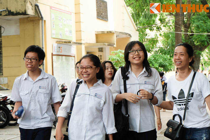 Kết thúc bài thi môn Ngữ Văn kỳ thi tuyển sinh lớp 10 tại Hà Nội sáng nay, tại nhiều địa điểm thi của Hà Nội như trường THPT Việt Đức, THCS Chu Văn An, THPT Chu Văn An… nhiều thí sinh vui vẻ sau khi làm bài thi và tự tin được điểm cao môn thi này.