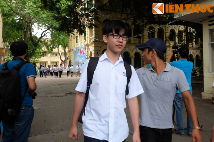 Nhiều người thân đã nhanh chóng có mặt tại trường thi để động viên các sĩ tử vừa trải qua bài thi đầu tiên.
