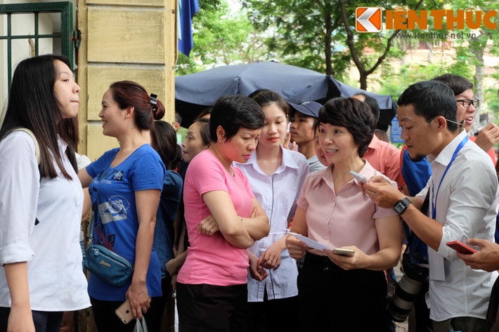 Không chỉ có phụ huynh, cô giáo của các học sinh cũng có mặt ở cổng trường để chờ học trò. Các phụ huynh, học sinh và cô giáo cùng nhau thảo luận về đề thi môn văn sáng nay.