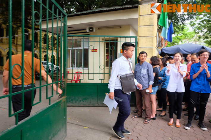 Thí sinh đầu tiên hoàn thành bài thi môn Ngữ văn vào lớp 10 tại điểm thi trường THPT Việt Đức Hà Nội.