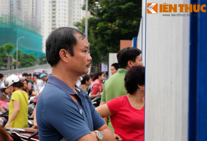 Hôm nay, thời tiết ở Hà Nội khá thuận lợi cho thí sinh cũng như người nhà đưa sĩ tử đi thi.