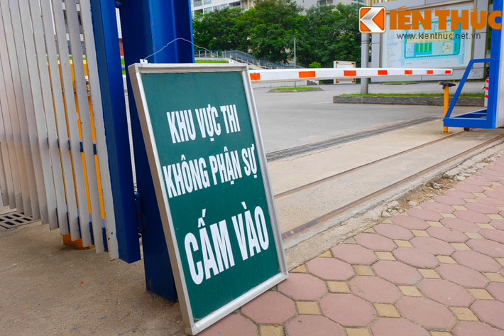 7h sáng, cổng vào khu vực thi đã đóng lại.