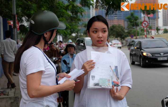 Các sĩ tử đều được người thân đưa đi và động viên tinh thần trước khi vào phòng thi.
