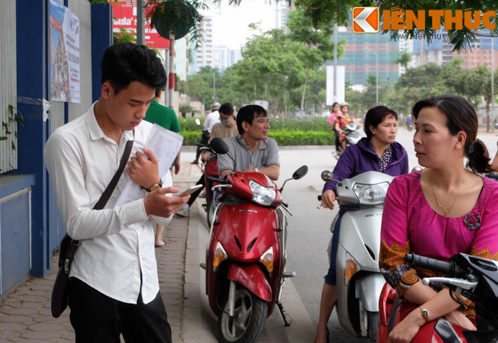 Từ 5h30 sáng, đã có rất nhiều thí sinh đã đến địa điểm thi tại trường THPT chuyên Hà Nội Amsterdam (Hoàng Minh Giám, Trung Hòa Nhân Chính, Trung Hoà, Cầu Giấy, Hà Nội) để chuẩn bị bước vào kỳ thi quan trọng.