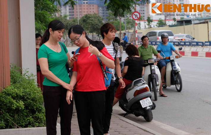 Những lời dặn dò, những cái nắm tay thật chặt để khích lệ con tự tin hơn khi làm bài tốt.