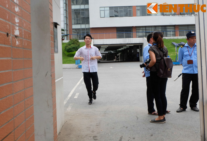 Đến giờ vào phòng thi, một nam sinh khác cuống cuồng chạy ra cổng gặp phụ huynh để lấy chứng minh nhân dân để quên. Chứng minh nhân dân, thẻ dự thi... là những giấy tờ mà các sĩ tử phải luôn mang theo khi tham dự kỳ thi THPT quốc gia 2017.