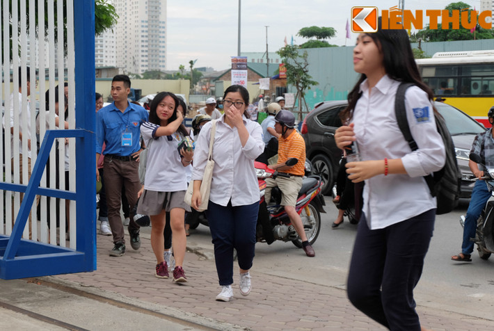 Khoảng 6h sáng, cổng trường bắt đầu đông đúc vì phụ huynh và học sinh đến dự thi. Tại điểm thi THPT chuyên Hà Nội Amsterdam, nhiều sĩ tử chia sẻ nộp hồ sơ vào trường ĐH Ngoại thương.