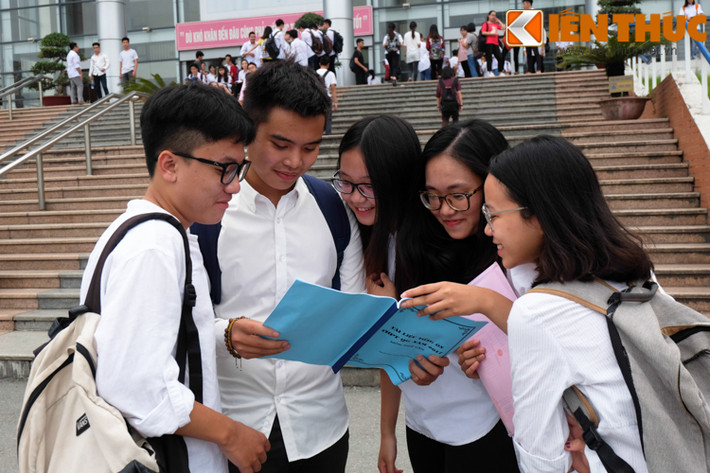 Sáng nay (22/6), hơn 866.000 thí sinh của 63 cụm thi ở tất cả các tỉnh/thành phố trực thuộc Trung ương sẽ chính thức tham dự môn thi đầu tiên - Ngữ văn trong kỳ thi THPT Quốc gia năm 2017. Tại các điểm thi, thí sinh khá tự tin, thoải mái.
