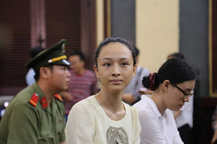 Sáng nay (29/6), TAND TP HCM tiếp tục phiên xét xử Trương Hồ Phương Nga (30 tuổi, Hoa hậu người Việt tại Nga 2007) và Nguyễn Đức Thùy Dung (27 tuổi) về cáo buộc lừa 16,5 tỷ đồng của ông Cao Toàn Mỹ (39 tuổi, giám đốc một công ty có trụ sở tại TP Hồ Chí Minh). Ảnh: Hoàng Yến/Pháp luật TP HCM.
