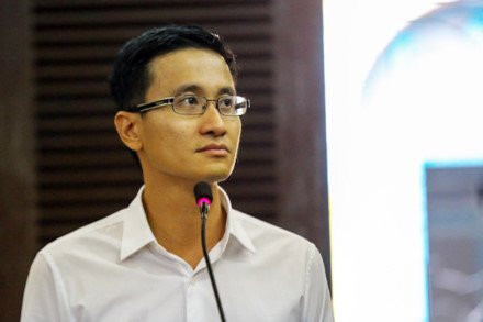 Giai đoạn 2008, ông Mỹ thoái gần như toàn bộ phần vốn của mình tại VNG. Nhiều chuyên gia cho rằng, ông Mỹ thu về khoảng 80-160 tỷ đồng sau thương vụ này. Ông Cao Toàn Mỹ trong phiên tòa xét xử hoa hậu Phương Nga. Ảnh: Vietnamnet.