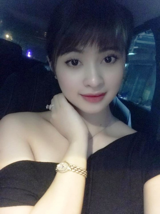 Ông trùm ma túy còn bạo tay chi cả nghìn đô thuê 1 căn hộ cao cấp tại tòa nhà Parkson Hùng Vương (Q.5) cho Vũ Hoàng Anh Ngọc (Ngọc “Miu”, 23 tuổi, bạn gái của y) ở; hai căn nhà ở TP.Nha Trang, 1 biệt thự ở Phú Mỹ Hưng (Q.7) để sản xuất, tập kết hàng cấm. Ảnh Ngọc Miu - người tình của Hoàng béo.