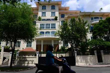 Thuốc lắc thành phẩm được chuyển từ các căn biệt thự Hoàng béo thuê để sản xuất về nhà của Hoàng "béo" tại khu căn hộ cao cấp số 111 Nguyễn Du (quận 1), ngay trung tâm Sài Gòn, để cất giữ. Trong ảnh là khu căn hộ 111 Nguyễn Du. Ảnh: Zing.