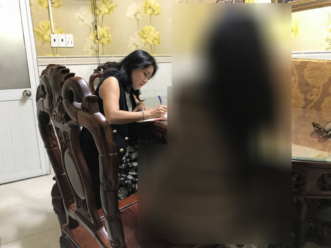 Bà Mai Phương cho biết: “Khi quen biết Nga, bị cáo chỉ kể cho tôi nghe bị một người tên Mỹ kiện về vấn đề tiền bạc và nhờ tôi tìm người làm nhân chứng chứng kiến việc Nga đã trả tiền nhưng tôi không đồng ý. Tôi cũng chưa từng gặp riêng Lữ Minh Nghĩa”. Ảnh bà Nguyễn Mai Phương trả lời PV báo Phụ nữ Việt Nam - bà Mai Phương là người bị che hình.
