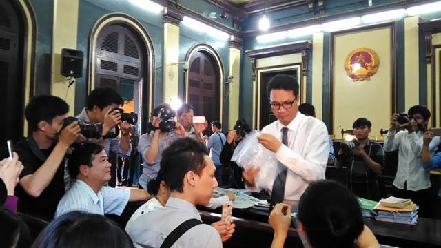 Nhân chứng này cũng khẳng định bị ông Mỹ và bà Nguyễn Mai Phương tác động nên ban đầu đã khai không đúng sự thật với cơ quan điều tra về mối quan hệ giữa Nga và ông Mỹ. Ngoài ra, nhân chứng này cũng giao nộp những bức thư qua lại giữa bị cáo Thùy Dung và mình trong thời gian Thùy Dung bị tạm giam. Ảnh: Dân Việt.