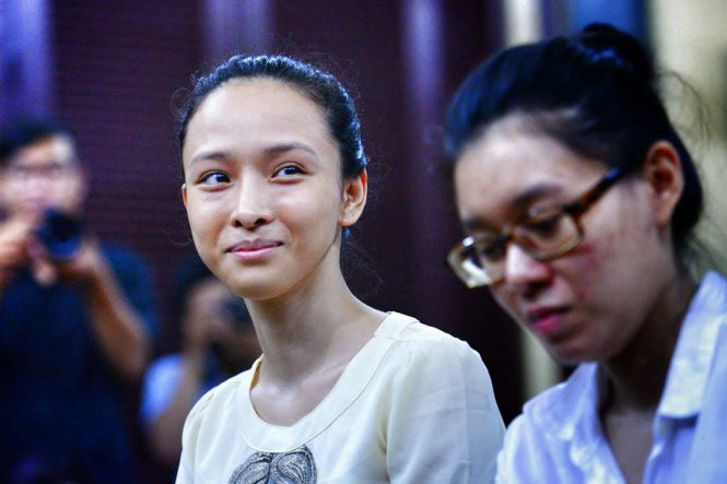 Trước đó, bị cáo Nguyễn Đức Thùy Dung khai nhận, bà Nguyễn Mai Phương đã giới thiệu một cán bộ để giúp bị cáo thông cung với ông Nghĩa và bà Mai Phương. Phương Nga và Thùy Dung khai bà Nguyễn Mai Phương là "đạo diễn" cho việc tạo lập chứng cứ, làm con dấu giả có liên quan đến vụ án. Ảnh: Tuổi Trẻ.