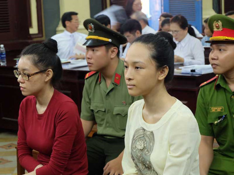 Nghĩa khai được bà Mai Phương giới thiệu cho gặp điều tra viên để nắm bắt thông tin và trao đổi thư với người yêu Thùy Dung trong những ngày bị giam. Nhân chứng Nghĩa cũng nhiều lần gặp bà Mai Phương tại quán cà phê và quán cơm cùng với Nga và Dung, nên biết chuyện bà này đứng ra dàn xếp mọi chuyện. Ảnh Phương Nga và Thùy Dung. Ảnh: PLO.
