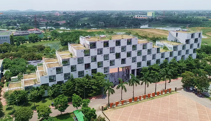 Mặt tiền công trình được thiết kế với những ô vuông đặc rỗng so le nhau tạo nhịp điệu đơn giản.