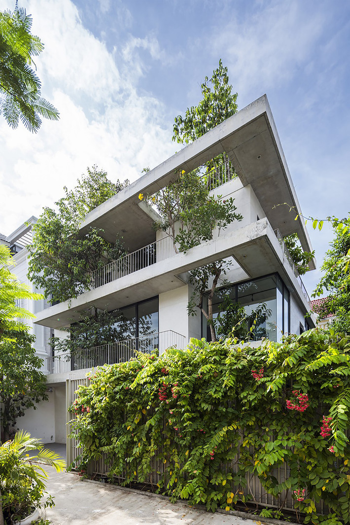 Trong khi đó, Stacked Planters House là ngôi nhà được thiết kế cho một gia đình Việt điển hình với ba thế hệ. Mỗi chức năng riêng được đặt trong các khối bê tông và được xếp chồng lên nhau một cách ngẫu nhiên.