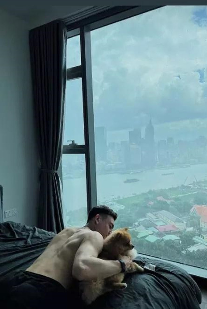 Nói là "đất vàng", đắc địa bởi view căn hộ của Đặng Văn Lâm nhìn ra sông Sài Gòn.