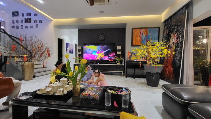 Dịp Tết Nguyên đán, siêu mẫu Vũ Thu Phương trang hoàng nhà cửa lộng lẫy với rất nhiều hoa tươi.