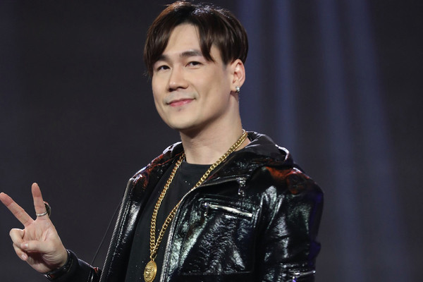 Mới đây, thông tin ca sĩ Khánh Phương trở thành cổ đông lớn nhất của Công ty Cổ phần (CTCP) Sông Đà 1 sau khi mua vào 3,2 triệu cổ phiếu SJC, tương đương tỷ lệ sở hữu 45,51% thu hút sự chú ý của đông đảo người hâm mộ. Ảnh: Facebook