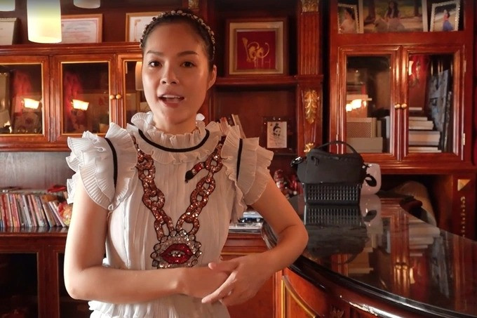Sau đó, nữ diễn viên sinh con đầu lòng cho ông xã. Người đẹp cùng chồng và con trai sống trong căn biệt thự ven sông rộng 200m2 được bài trí theo phong cách cổ điển. Ảnh chụp màn hình