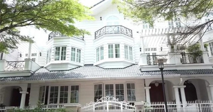 Căn nhà của Dương Cẩm Lynh và chồng giống như một biệt phủ xa hoa với tông màu trắng chủ đạo. Ảnh: FBNV
