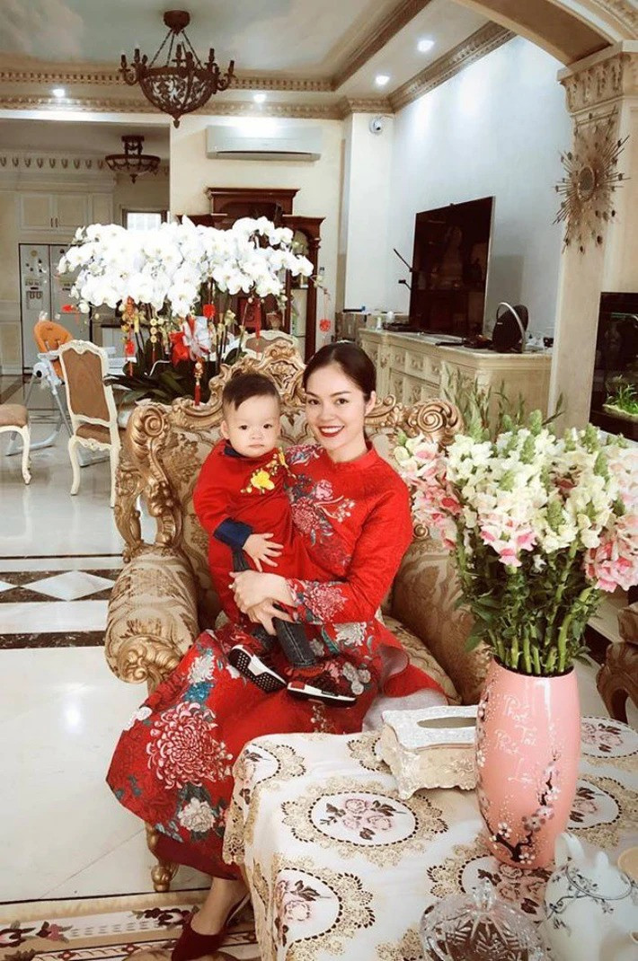 Nội thất trong nhà sang trọng với phong cách tânc cổ điển. Ảnh: FBNV