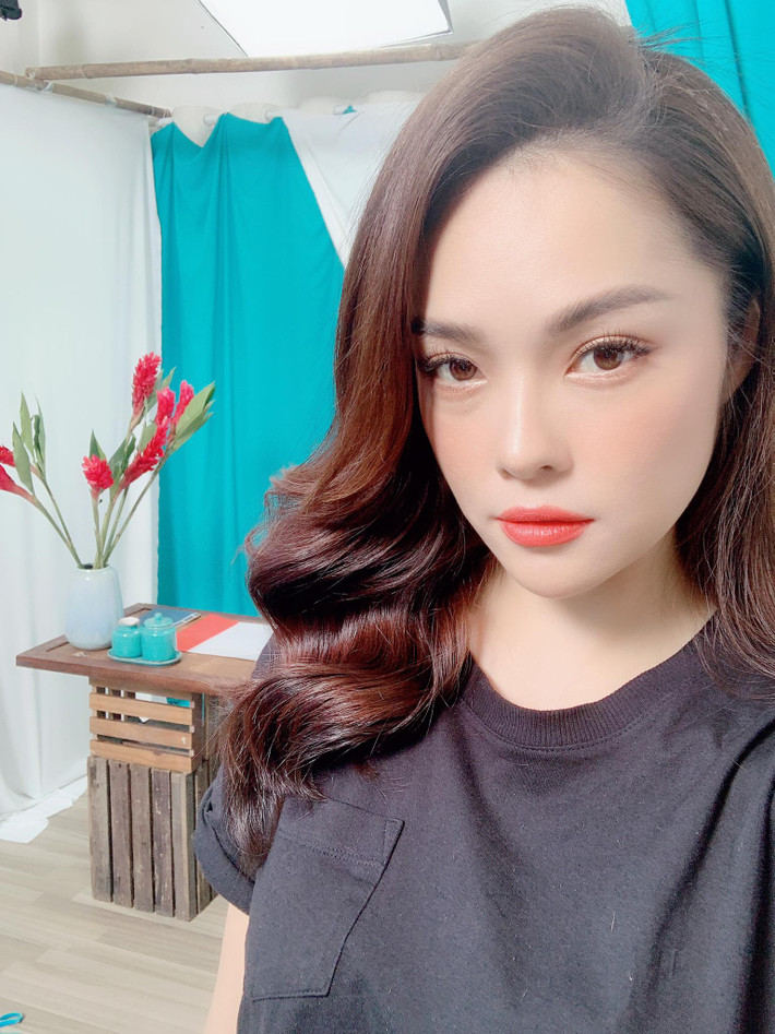 Khoảng 1 năm trở lại đây, Dương Cẩm Lynh chăm chỉ trở lại hoạt động diễn xuất và công việc kinh doanh, hằng ngày livestream bán hàng để có thể ổn định kinh tế. Ảnh: FBNV