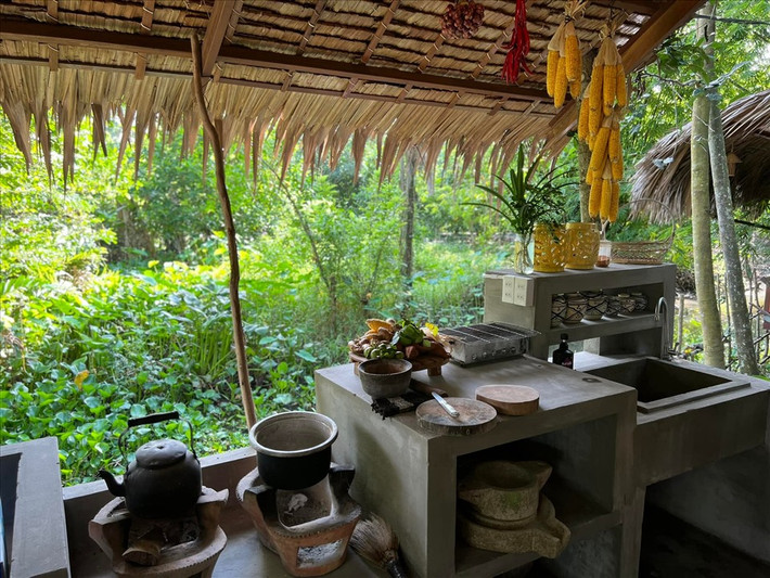 Ở mỗi khu nhà nghỉ đều có không gian thoáng đãng với bàn ghế và giường ngủ thoải mái.