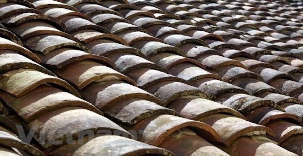 Mái lợp bằng ngói âm dương đã nhuốm màu thời gian. Ảnh: Vietnamplus