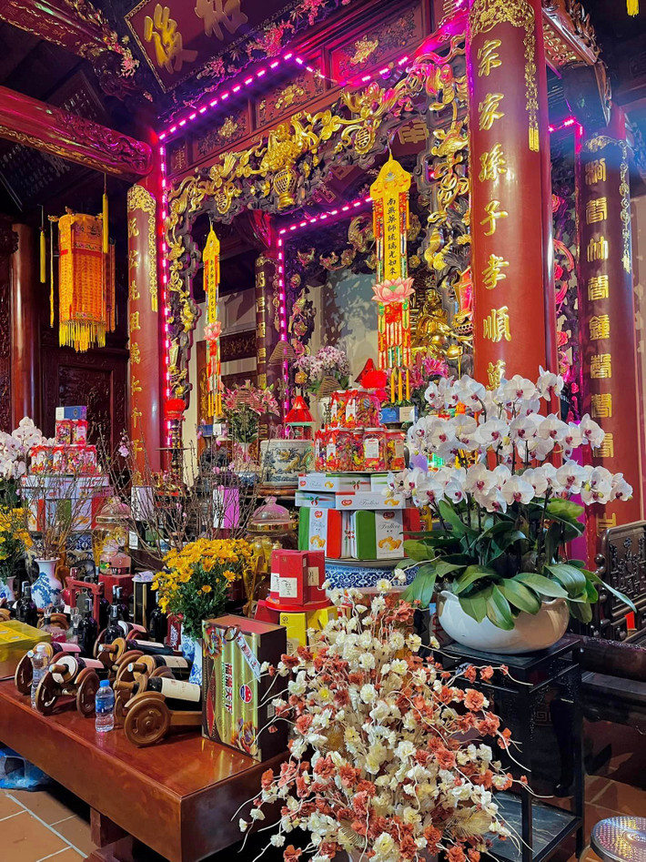 Theo đó, Việt phủ của Vượng Râu được trang hoàng đủ loại hoa tươi rực rỡ và đắt tiền. Ảnh: FBNV