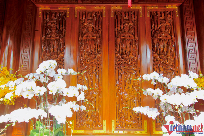 Phần gỗ được chạm khắc tỉ mỉ trong khoảng thời gian 2 năm. Ảnh: Vietnamnet