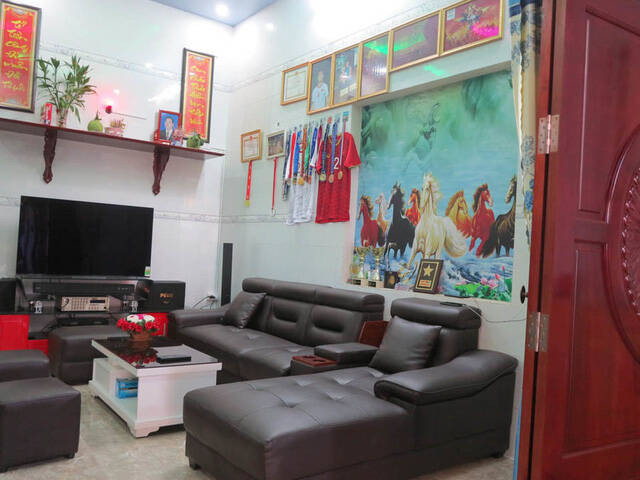 Khối nhà 2 tầng gia đình Tiến Linh đang ở thiết kế đơn giản. Ảnh: FBNV