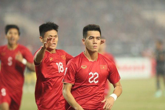 Tiến Linh đã ghi 2 bàn giúp đội tuyển Việt Nam hạ Indonesia, qua đó giành vé vào chung kết AFF Cup 2022. Hai bàn thắng này giúp nam tiền đạo chứng tỏ vị thế "vua không chiến" tại AFF Cup 2022. Ảnh: Tiền phong