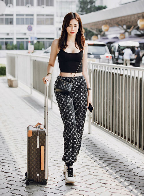 Bên cạnh đó, cựu người mẫu còn thường xuyên diện cả cây đồ hiệu trên người.