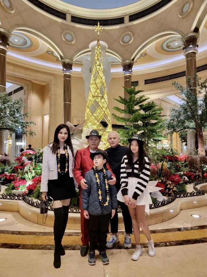 Sau khi kết hôn với con trai tỷ phú Hoàng Kiều, Đào Lan Phương sang Mỹ định cư, rút khỏi showbiz, tập trung và kinh doanh và chăm sóc 2 con.
