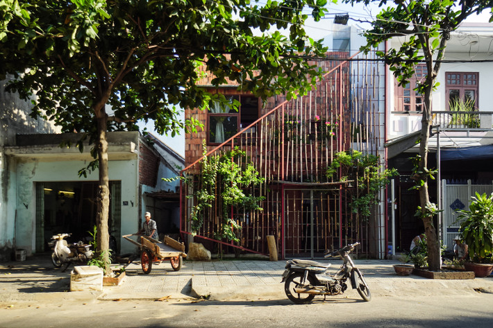 Maison TT là ngôi nhà phố được thiết kế cho một gia đình ba thế hệ trong một khu đô thị đang phát triển. Giống như các khu vực khác ở Đà Nẵng, thật khó để tìm được sự cân bằng giữa lối sống chậm rãi của người dân địa phương và lối sống hiện đại.