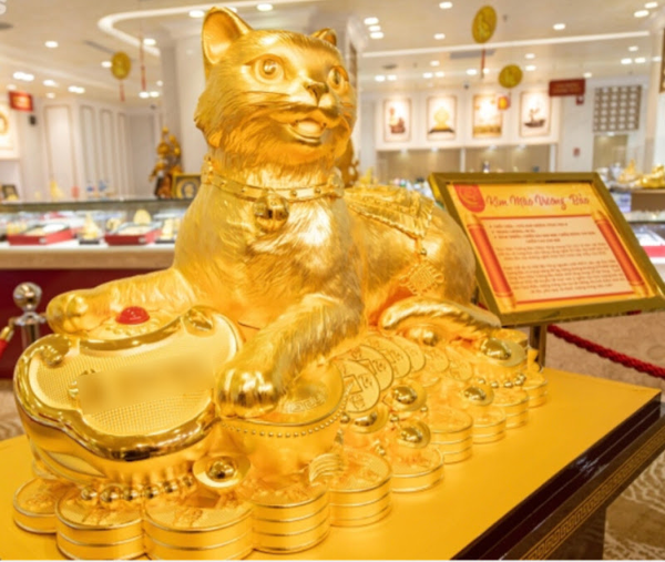 Nhân ngày vía Thần Tài, một chú tượng mèo vàng được làm từ hơn 1.279 cây vàng 9999 nặng tới 48kg thu hút sự chú ý của khách hàng. Ảnh: VTCNews