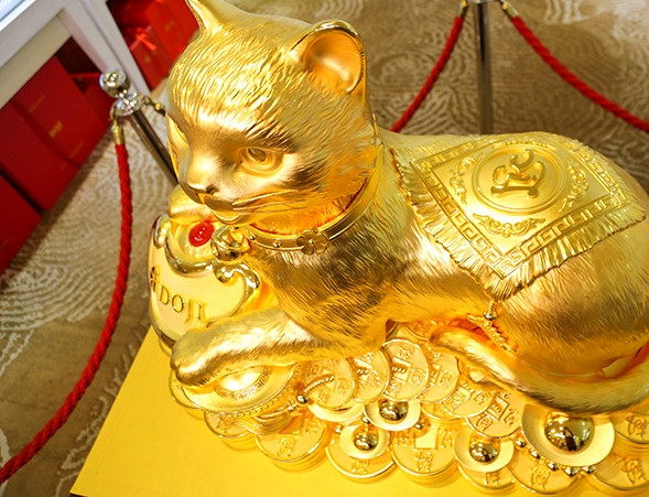 Tượng mèo bằng vàng nguyên chất khổng lồ thu hút đông đảo khách đến tham quan và chụp ảnh. Ảnh: Baotintuc