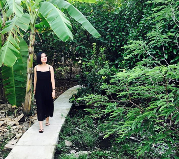 Ngôi nhà vườn của Việt Trinh có tổng diện tích lên đến 2.500m2. Tuy nhiên, phần lớn diện tích này lại dành cho khu vườn rất nhiều cây trái. Ảnh: FBNV