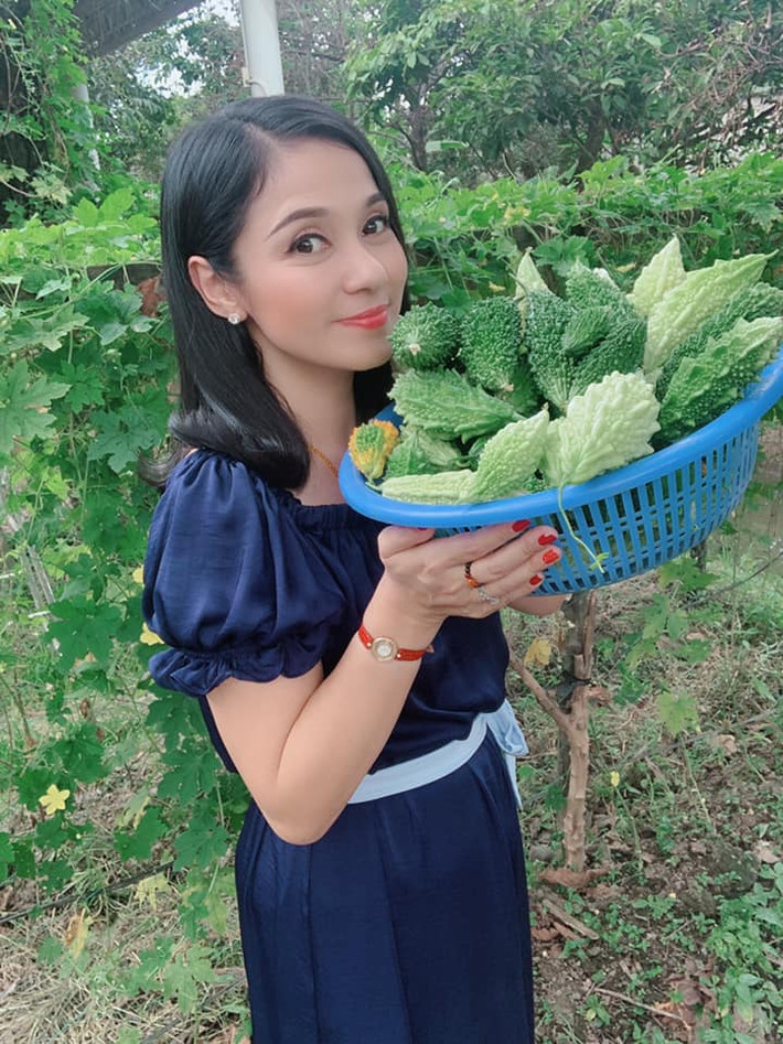Việt Trinh hào hứng khoe thành quả thu hoạch được từ vườn nhà. Ảnh: FBNV