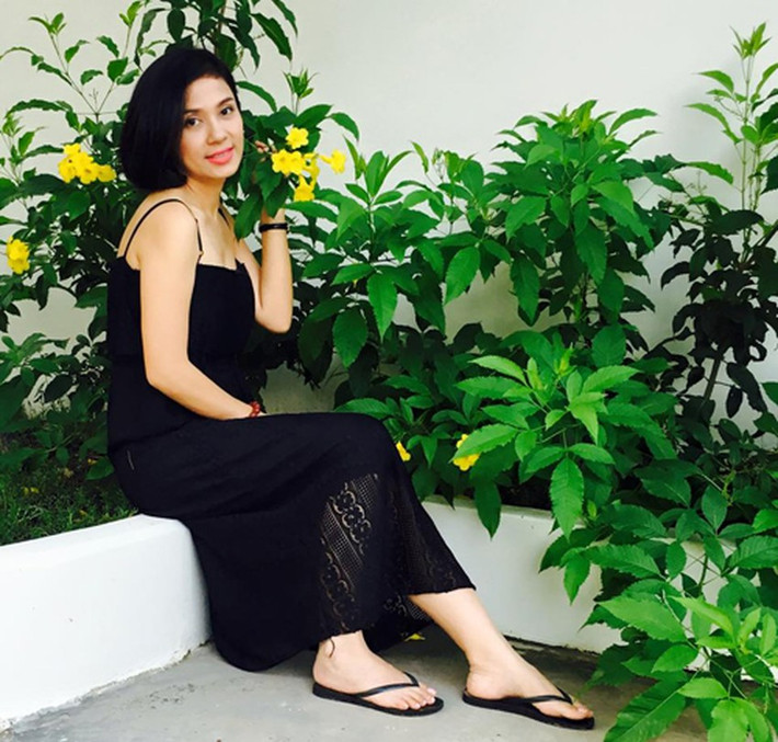 Ngoài ra, xung quanh nhà của Việt Trinh còn là những cụm hoa nhiều màu sắc nổi bật trên nền tường trắng. Ảnh: FBNV