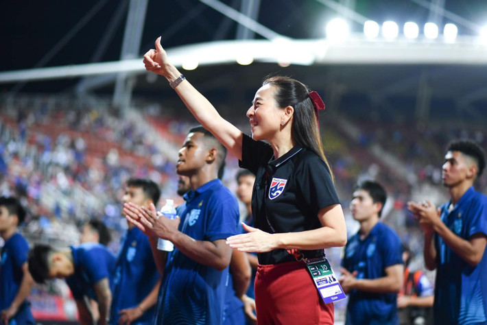 Madam Pang được cho là người phụ nữ có ảnh hưởng lớn nhất nhì đến nền bóng đá Thái Lan hiện nay. Được biết, bà cũng là nữ doanh nhân, tỷ phú với số tài sản khổng lồ. Ảnh: FBNV