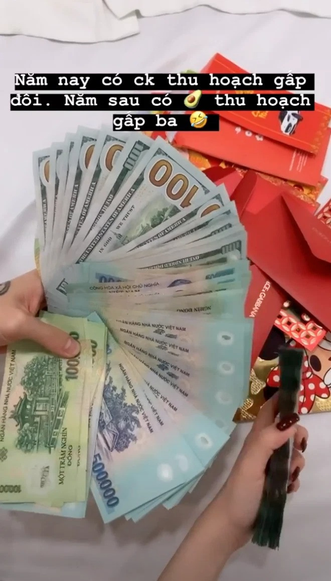 Thấy màn khoe lì xì của ái nữ nhà Minh Nhựa mà dân tình chỉ còn biết lặng lẽ thương cho số tiền lì xì của mình.