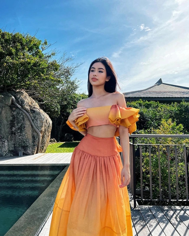 Mỗi ngày, Tiên Nguyễn lại chọn cho mình những bộ trang phục theo style và concept khác nhau, khi thì nữ tính, khi thì hiện đại, có lúc truyền thống và dịu dàng..